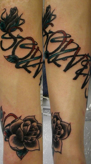 Le tatouage de rose noire avec un texte latin