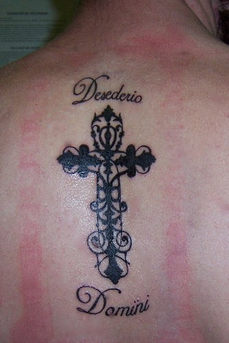 croce latina con desiderio domini tatuaggio