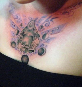Le tatouage de Bouddha riant sur la poitrine