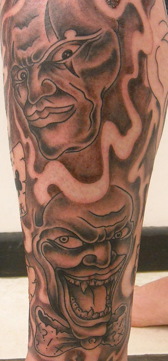 tatuaje en la pierna de payasos riendo