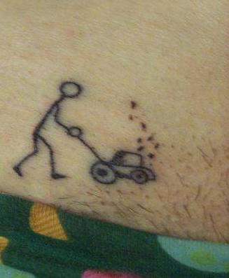 Tattoo von Rasenmäher bei Schamgegend