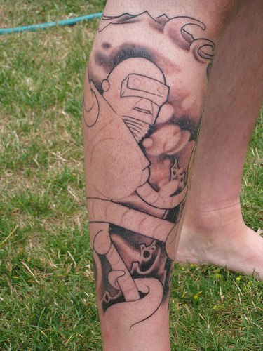 Tatuaje en la pierna, robot alto
