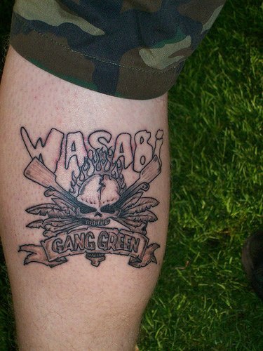 Il teschio e &quotWASABI GANG GREEN" tatuati sulla gamba