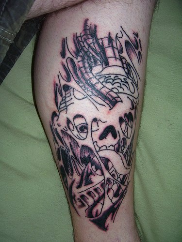 Tatuaje en la pierna, desorden, diseño negro