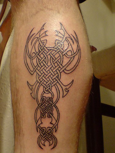 Tatuaje en la pierna, trenza de líneas diferentes