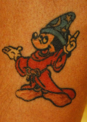 Tatuaje en la pierna, mickey mouse sombrero y pijama rojo