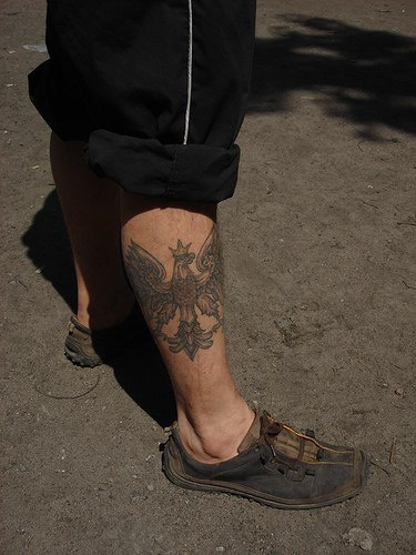Tatuaje en la pierna, águila con alas desplegadas