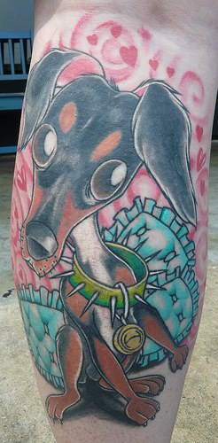 Tatuaje en la pierna, perro bonito con collar, cojines, corazones