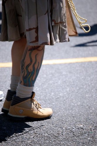 Impressionante tatuaggio sulla gamba la pianta verde ondosa