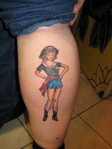 Carino tatuaggio colorato sulla gamba bellissima pirata