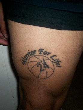 Tatuaggio sulla gamba : pallone di pallacanestro con numero 24 & &quotwarrior for life"