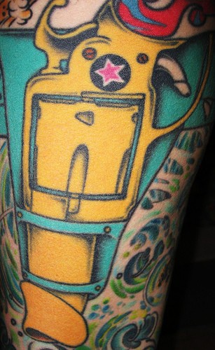 Tatuaje en la pierna, revólver amarillo estilizado