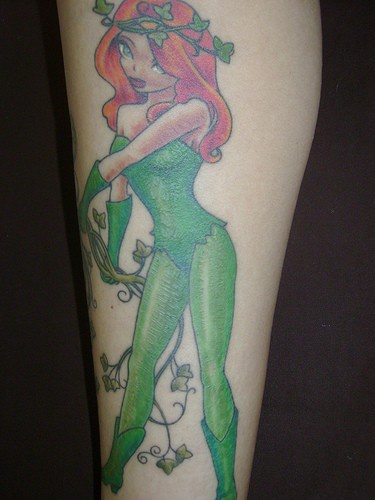 Tatuaje en la pierna, chica bonita en un traje verde