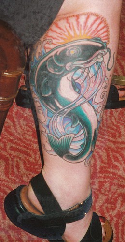 Grande tatuaggio sulla gamba il pesce gatto colorato