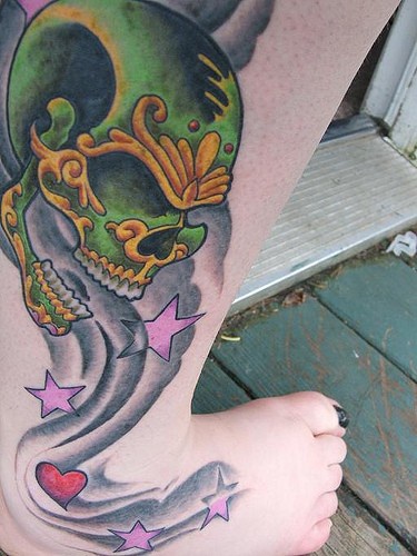 Tatuaje en la pierna, cráneo con respiración nefasta, estrellas, corazón