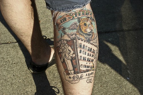 Pittoresco tatuaggio sulla gamba l&quotanimale e l&quotappartamento