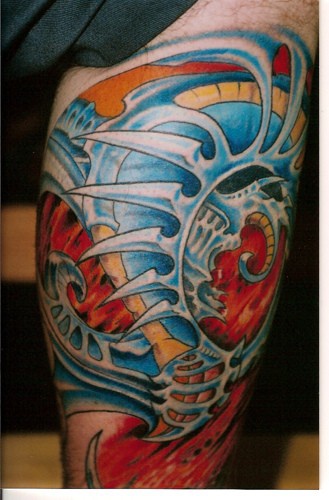 Impressionante tatuaggio colorato sulla gamba in stile meccanico