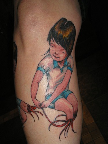 Tatuaggio colorato sulla gamba la ragazzina si connette  con altra ragazzina