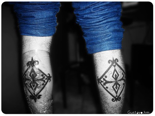 Tatuaje en la pierna, rombos similares estilizados