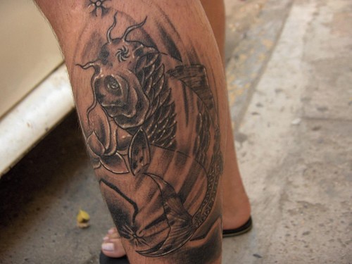 Spaventoso tatuaggio sulla gamba pesce-mutante