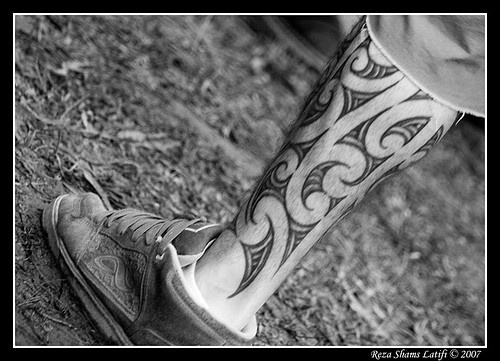 Tatuaje en la pierna, ornamento con rizos, descolorido