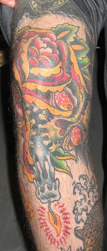 Tatuaje en la pierna, rosa grande, vela, abigarrado