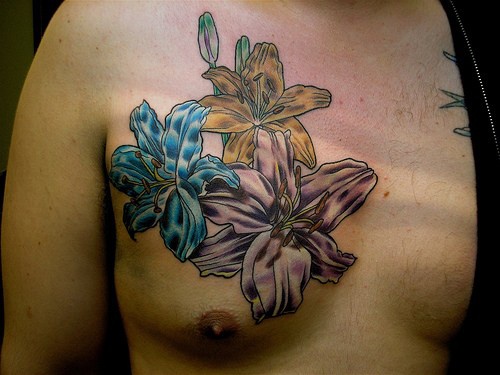 fiore rosa blu e giallo sul petto tatuaggio