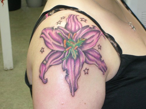 Tatuaje de lirio púrpura y pequeñas estrellas