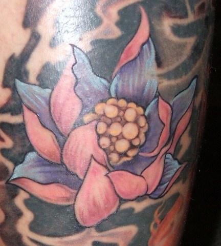 Tatuaje de una flor en agua negra