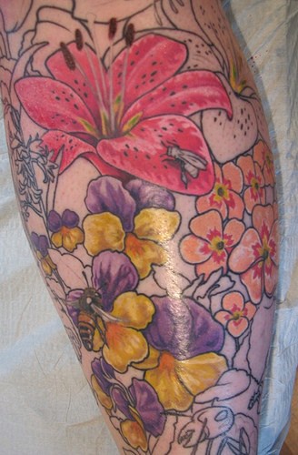 Tatuaje a color inacabado de muchas flores