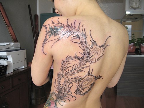 Un gros tatouage de lys sauvage sur le dos