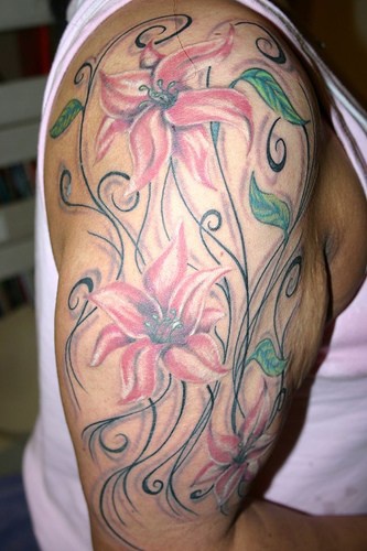 fiori colorate sul braccio tatuaggio