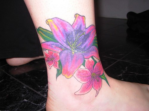 Le tatouage de fleurs de lys pourpre foncé