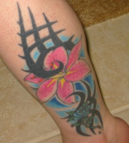 Tatuaje en pierna de lirio y tracerias