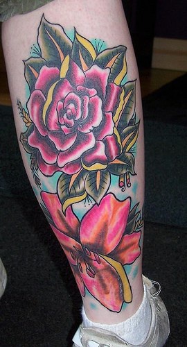 Le tatouage de lys et de rose roses