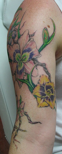 Le tatouage en couleur de fleurs de lys sue la tige