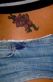 Kleine Lilie Blumen weibliches Tattoo