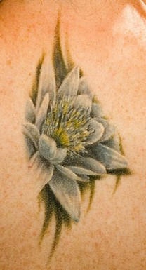 Le tatouage réaliste de fleur de lys blanche