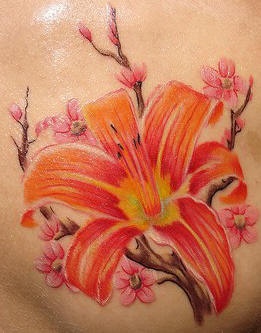 El tatuaje de una flor de Lirio color naranja y flores de sakura -  