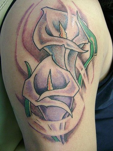 El tatuaje de dos flores de Cala de color blanco