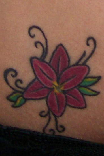 El tatuaje minimalista de una flor de Lirio roja