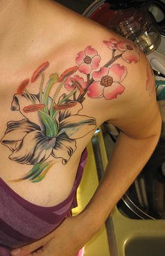 El tatuaje de una flor de Lirio y una rama de sakura
