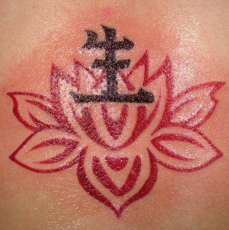 El tatuaje de un Lirio negro con un jeroglifico hecho en estilo chino