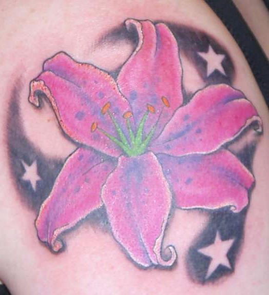 El tatuaje de un Lirio morado rodeado de estrellas