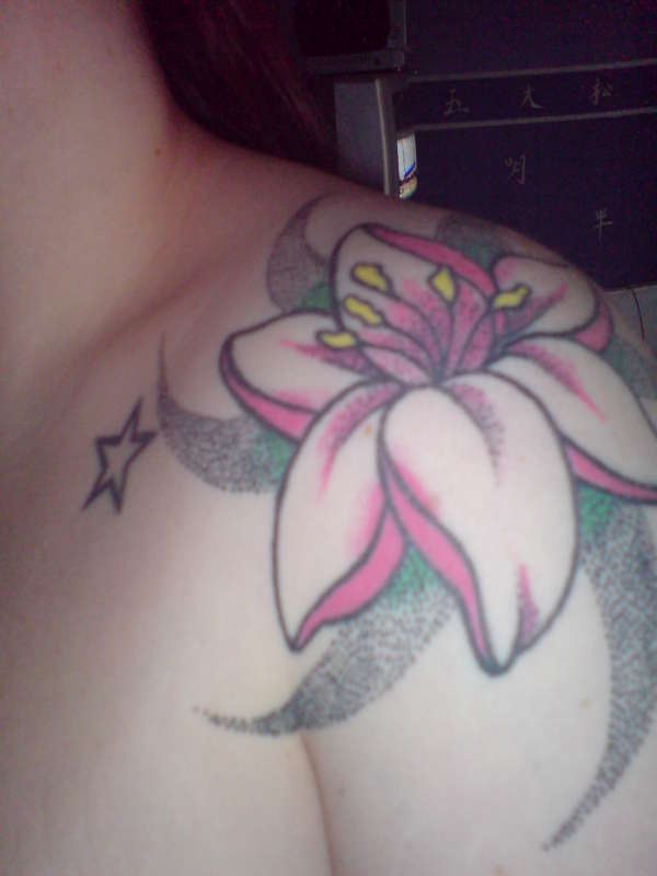 El tatuaje de un Lirio con el color rosa en las orillas y una estrella a un lado