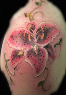 Elegante rosa Lilie Tattoo an der Schulter