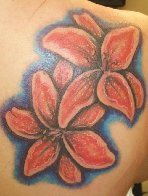 Tatuaje de lirios color rosa con sombra azul