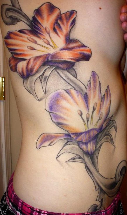 Üppige Lilien Tattoo an der Seite