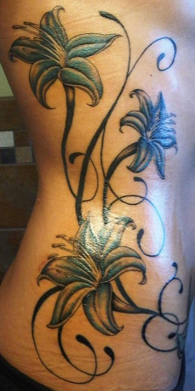 Le tatouage de fleurs de lys bleu pâle sur le flanc
