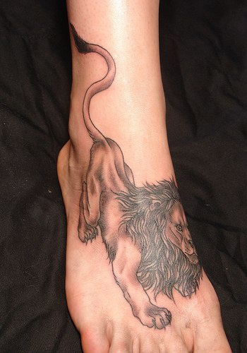 El tatuaje de un leon en el pie